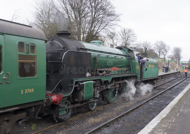 De LOCOMOTIEF van de SCHOLENklasse OP MEDIO HANTS-Li van de SPOORWEGwitte waterkers stock foto De LOCOMOTIEF van de SCHOLENklasse OP MEDIO HANTS-Li van de SPOORWEGwitte waterkers stock foto