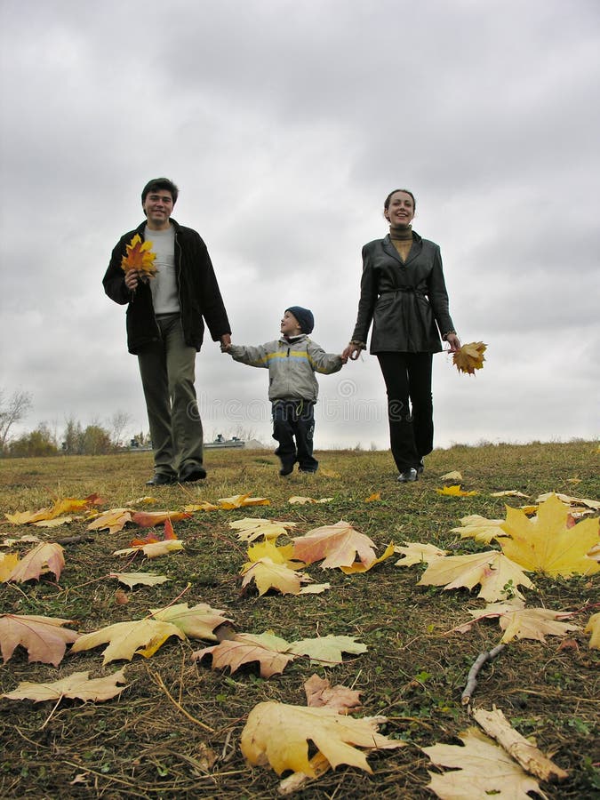 Download De Lopende Familie Met De Herfst Gaat Weg En Betrekt Stock Foto - Afbeelding bestaande uit kinderjaren, buiten: 288004