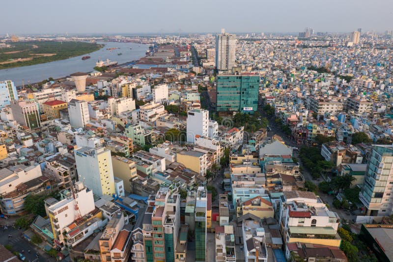 De luchtmening van Ho Chi Minh City in de loop van de dag met woonhou stock fotografie De luchtmening van Ho Chi Minh City in de loop van de dag met woonhou stock fotografie