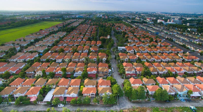 De luchtmening van huis, huiswoonwijk met goed environmen stock afbeelding De luchtmening van huis, huiswoonwijk met goed environmen stock afbeelding