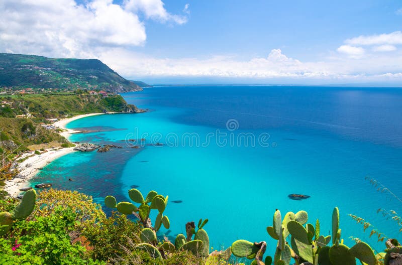 De luchtmening van kaapcapo Vaticano van klippen, Calabrië, Zuidelijk Italië stock foto De luchtmening van kaapcapo Vaticano van klippen, Calabrië, Zuidelijk Italië stock foto