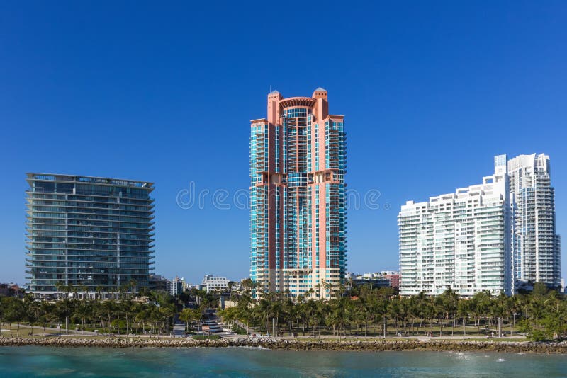 De luxewoonwijk in Miami langs de Overheid sneed kanaal stock foto's De luxewoonwijk in Miami langs de Overheid sneed kanaal stock foto's