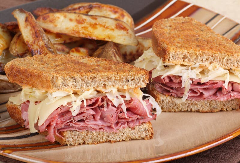 De Maaltijd van de Sandwich van Reuben royalty-vrije stock foto's De Maaltijd van de Sandwich van Reuben royalty-vrije stock foto's