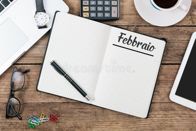 De maandnaam van Febbraio Italiaanse Februari op document notastootkussen bij offi