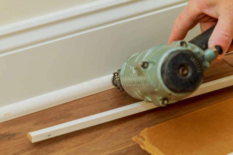 De maat beëindigt de douanewoningbouw van Spijkermakermens genagelde latjes royalty-vrije stock fotografie De maat beëindigt de douanewoningbouw van Spijkermakermens genagelde latjes royalty-vrije stock fotografie