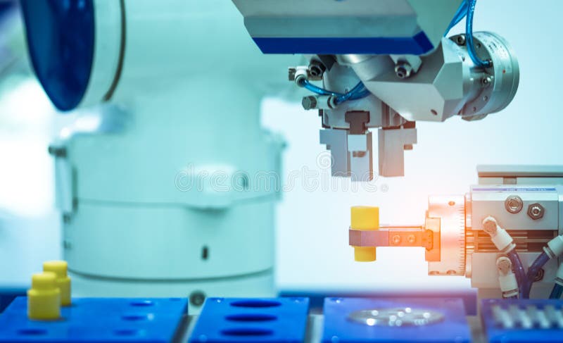 De machine die van de robothand gesimuleerd voorwerp op vage achtergrond grijpen Gebruiks slimme robot in verwerkende industrie R stock foto De machine die van de robothand gesimuleerd voorwerp op vage achtergrond grijpen Gebruiks slimme robot in verwerkende industrie R stock foto