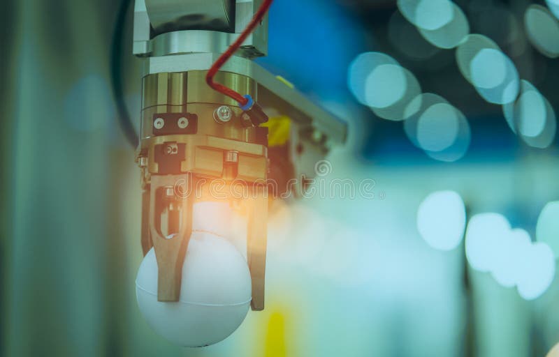 De machine die van de robothand witte bal op bokeh vage achtergrond opnemen Gebruiks slimme robot in verwerkende industrie voor d stock afbeeldingen De machine die van de robothand witte bal op bokeh vage achtergrond opnemen Gebruiks slimme robot in verwerkende industrie voor d stock afbeeldingen