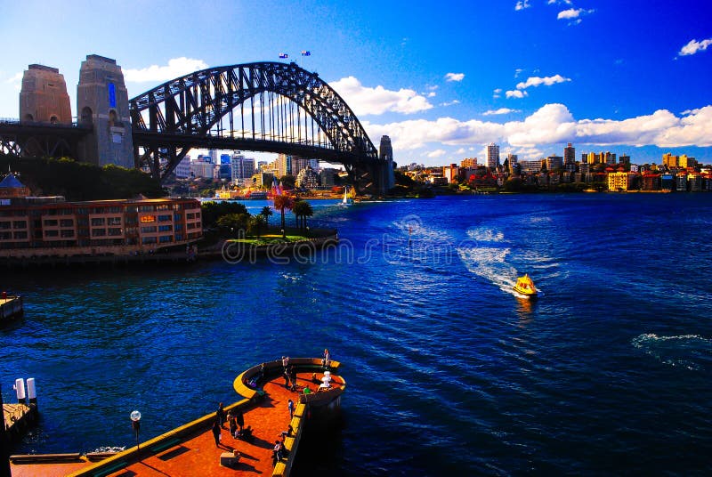 De machtige brug die van staalsydney harbor de oceaan kruisen royalty-vrije stock foto's De machtige brug die van staalsydney harbor de oceaan kruisen royalty-vrije stock foto's