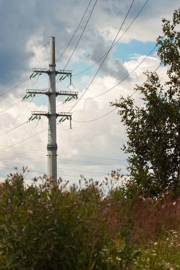 De machtslijn bestaat uit leiders door torens of polen worden opgeschort die stock fotografie De machtslijn bestaat uit leiders door torens of polen worden opgeschort die stock fotografie