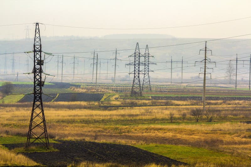 De machtslijnen van de elektriciteitstransmissie in mistig weer Hoge volt royalty-vrije stock foto De machtslijnen van de elektriciteitstransmissie in mistig weer Hoge volt royalty-vrije stock foto