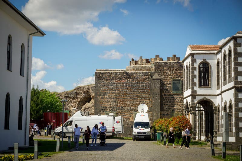 8 de maio de 2022 - diyarbakir turkey. veículos de radiodifusão televisiva a vivo na turquia imagem de stock royalty free