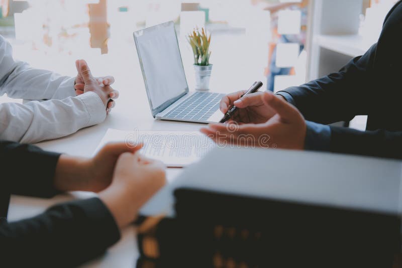 De makelaar die van de advocaatverzekering gevend juridisch advies om klant te koppelen over het kopen van het huren huis raadple De makelaar die van de advocaatverzekering gevend juridisch advies om klant te koppelen over het kopen van het huren huis raadple