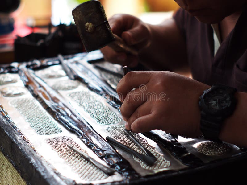 De maker die van vakmanjuwelen aan culturele artistieke handcraft werken in traditionele stijl royalty-vrije stock foto's De maker die van vakmanjuwelen aan culturele artistieke handcraft werken in traditionele stijl royalty-vrije stock foto's