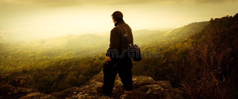 De man die zich met de reiziger van de dramaaard bevinden stock foto De man die zich met de reiziger van de dramaaard bevinden stock foto