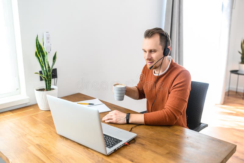De man gebruikt handsfree headsets om thuis te werken