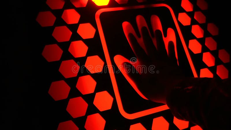 De man stak zijn hand op de futuristische vingerafdrukscanner biometrische beveiliging