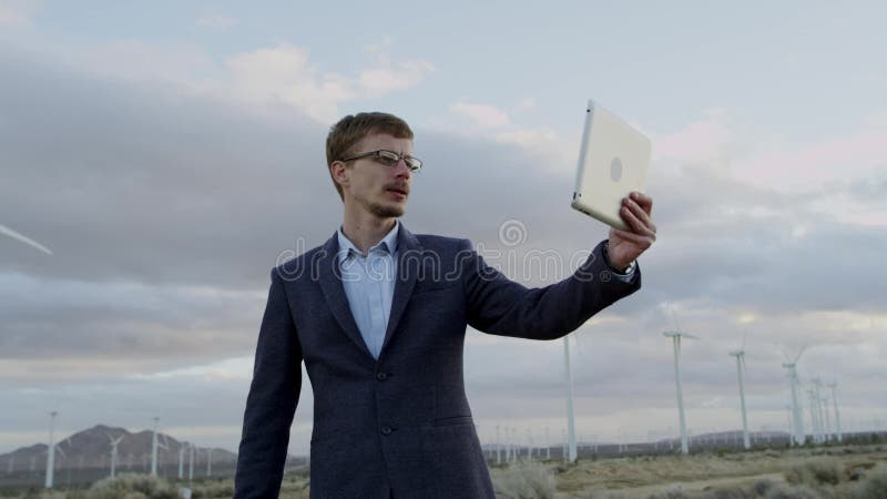 De man toont de tegenstander de windmolens door een videovraag