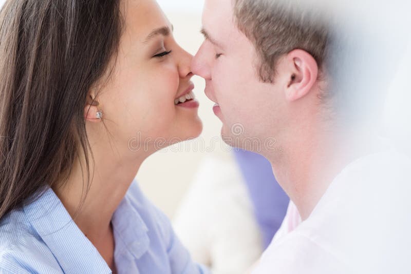 De man van de paarintimiteit vrouw geknuffel het nestelen zich royalty-vrije stock foto De man van de paarintimiteit vrouw geknuffel het nestelen zich royalty-vrije stock foto