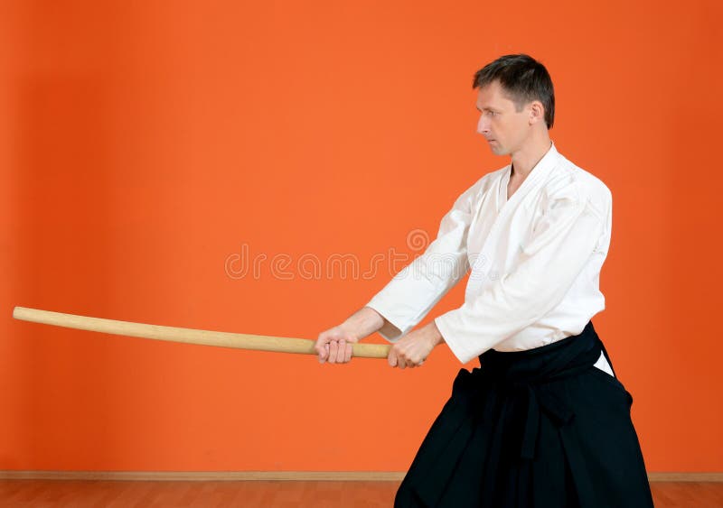 De man voert oefeningenaikido uit stock foto De man voert oefeningenaikido uit stock foto