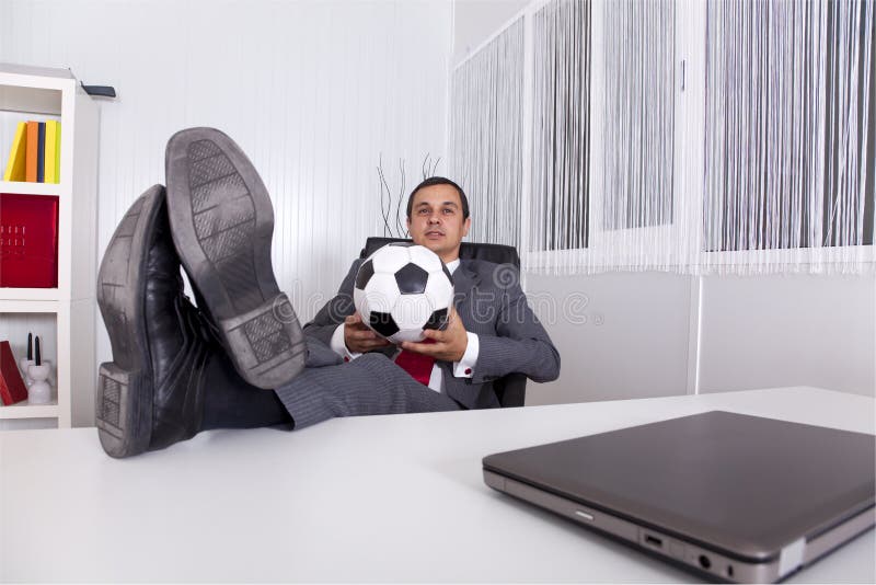 De manager van het voetbal op het kantoor royalty-vrije stock fotografie De manager van het voetbal op het kantoor royalty-vrije stock fotografie
