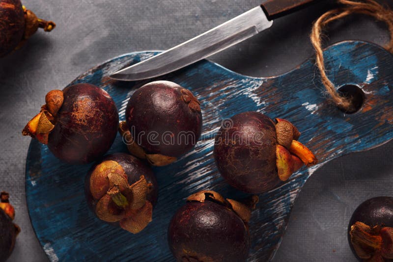 De mangostan op een houten lijst is een koningin van fruit in Thailand royalty-vrije stock afbeelding De mangostan op een houten lijst is een koningin van fruit in Thailand royalty-vrije stock afbeelding