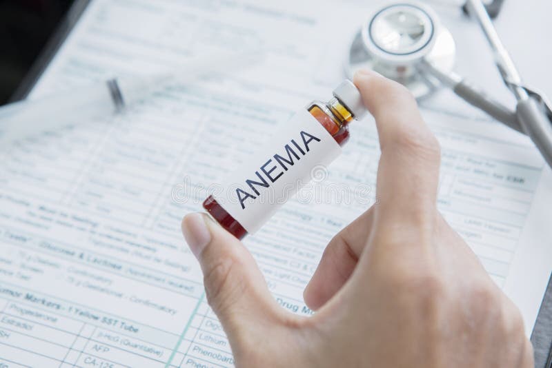De mannelijke artsenhand houdt drug voor Bloedarmoedeziekte stock afbeelding De mannelijke artsenhand houdt drug voor Bloedarmoedeziekte stock afbeelding