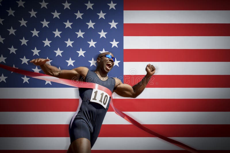 De mannelijke atleet kruising beëindigt lijn tegen Amerikaanse vlag royalty-vrije stock afbeelding De mannelijke atleet kruising beëindigt lijn tegen Amerikaanse vlag royalty-vrije stock afbeelding