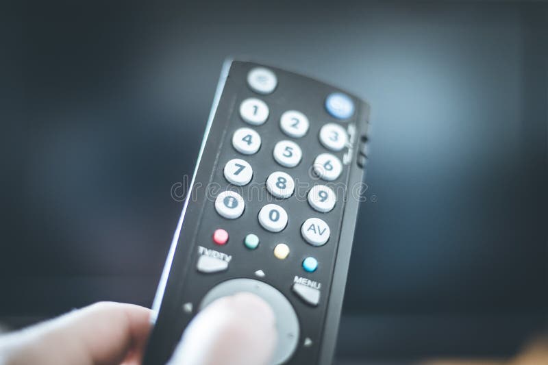 De mannelijke hand houdt TV-afstandsbediening, slimme TV royalty-vrije stock fotografie De mannelijke hand houdt TV-afstandsbediening, slimme TV royalty-vrije stock fotografie