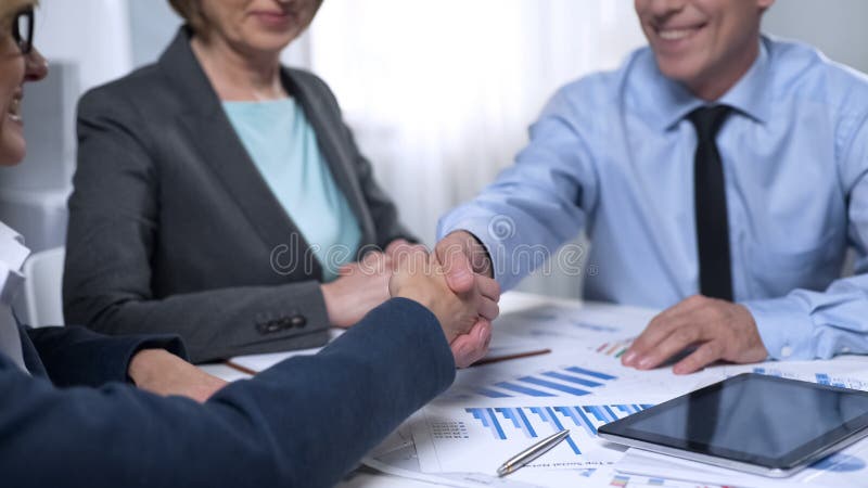 De mannelijke vertegenwoordigers van het de damesbedrijf van de investeerdersvergadering, die contract bespreken royalty-vrije stock fotografie De mannelijke vertegenwoordigers van het de damesbedrijf van de investeerdersvergadering, die contract bespreken royalty-vrije stock fotografie