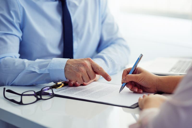 De mannelijke werkgever adviseert dat zijn werknemer een contract ondertekent royalty-vrije stock afbeeldingen De mannelijke werkgever adviseert dat zijn werknemer een contract ondertekent royalty-vrije stock afbeeldingen