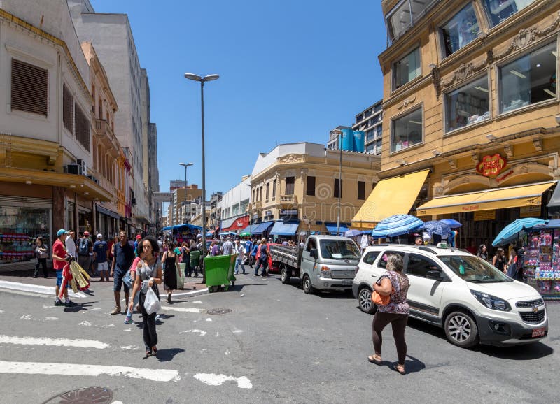 25 de Marco Street, strada dei negozi popolare a Sao Paulo del centro - Sao Paulo, Brasile fotografie stock 25 de Marco Street, strada dei negozi popolare a Sao Paulo del centro - Sao Paulo, Brasile fotografie stock