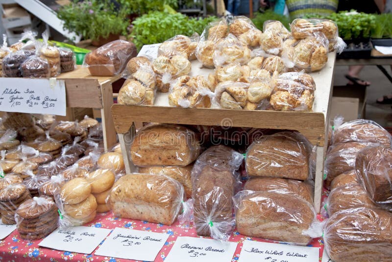 De Markt van de landbouwer bakt Verkoop stock foto De Markt van de landbouwer bakt Verkoop stock foto