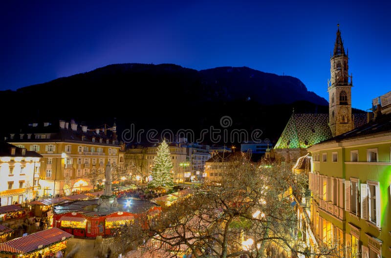 De markt van Kerstmis in Bolzano stock foto De markt van Kerstmis in Bolzano stock foto