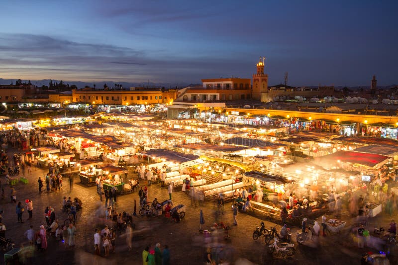De marktvierkant van Jamaagr Fna bij schemer, Marrakech, Marokko, Noord-Afrika stock foto De marktvierkant van Jamaagr Fna bij schemer, Marrakech, Marokko, Noord-Afrika stock foto