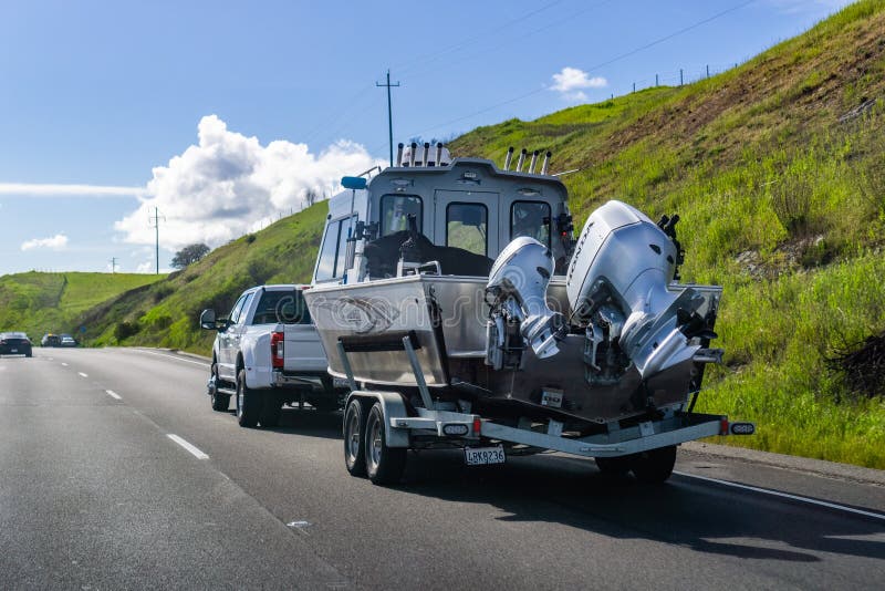 20 de marzo de 2019 Los Angeles/CA/los E. E. U. - camión que lleva el barco grande en la autopista foto de archivo.