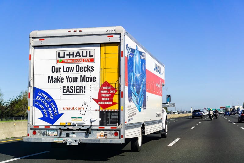 31 de março de 2019 Oakland/CA/EUA - camionete do U-transporte que viaja na autoestrada na área de San Francisco Bay; O U-transpo imagens de stock 31 de março de 2019 Oakland/CA/EUA - camionete do U-transporte que viaja na autoestrada na área de San Francisco Bay; O U-transpo imagens de stock