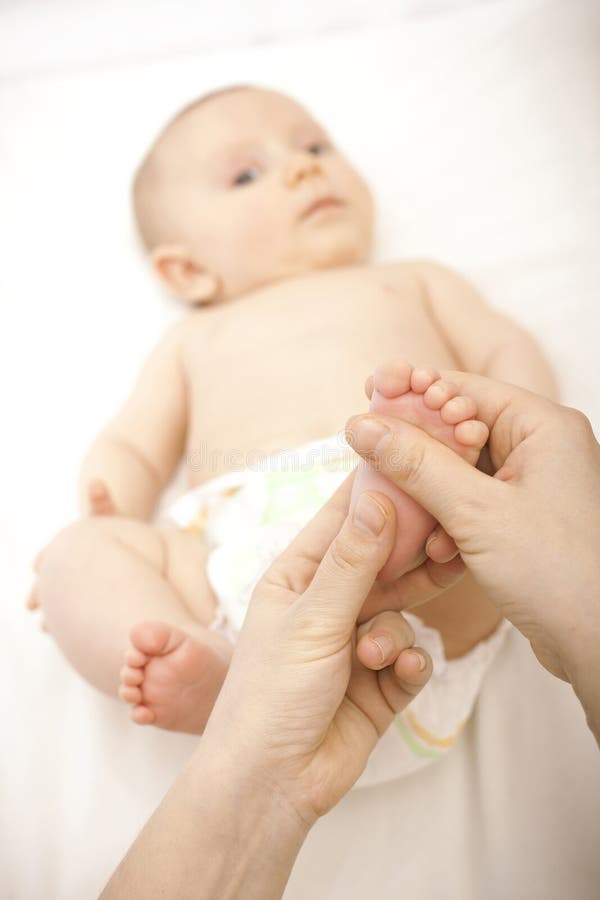 De massage van de babygezondheid royalty-vrije stock foto De massage van de babygezondheid royalty-vrije stock foto