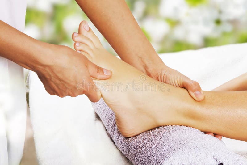 De massage van de voet in de kuuroordsalon
