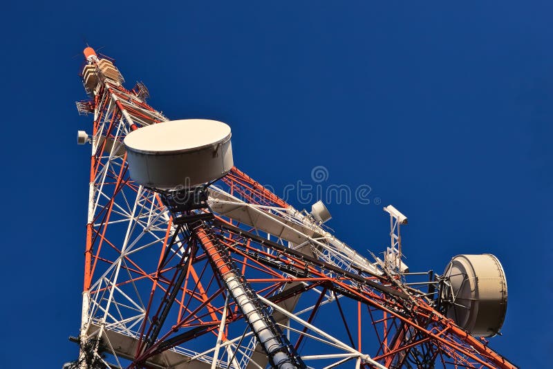 De mast van de telecommunicatie.