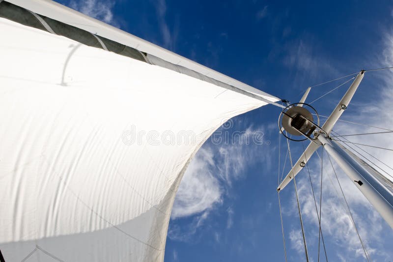 De mast van de zeilboot