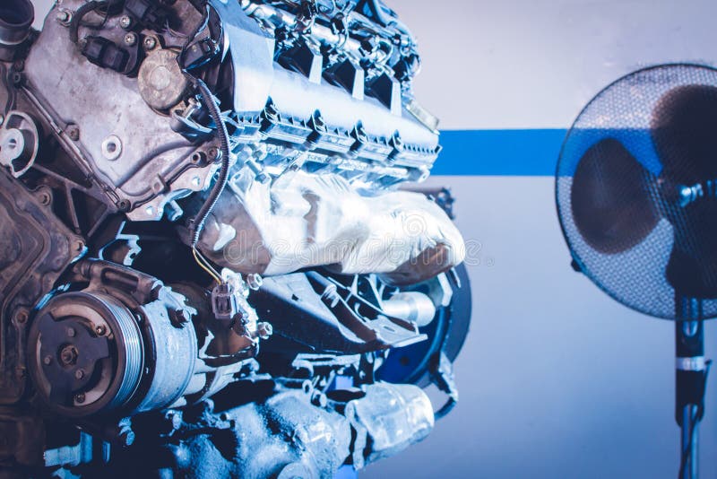 De mechanische handen halen noot met moersleutel aan terwijl het herstellen van motor royalty-vrije stock foto's De mechanische handen halen noot met moersleutel aan terwijl het herstellen van motor royalty-vrije stock foto's