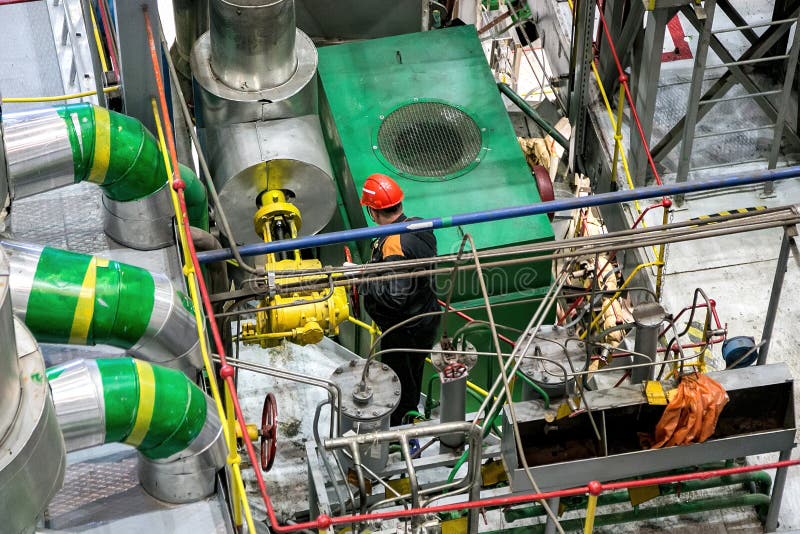 De mechanische ingenieur roteert controleklep en het aanpassen compressorsysteem royalty-vrije stock foto's De mechanische ingenieur roteert controleklep en het aanpassen compressorsysteem royalty-vrije stock foto's