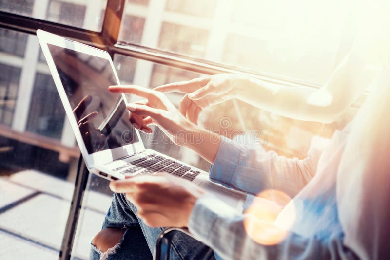 De Medewerkers die van de vrouw Grote Economisch besluiten maken Jonge Marketing Team Discussion Corporate Work Concept Bureaulap De Medewerkers die van de vrouw Grote Economisch besluiten maken Jonge Marketing Team Discussion Corporate Work Concept Bureaulap