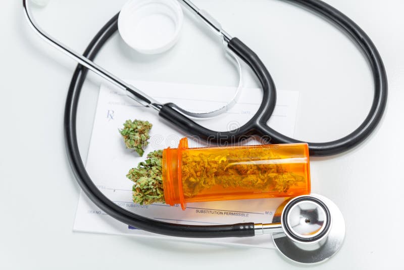De medische Knoppen van de Marihuana Dichte Omhooggaande Cannabis met Artsen Prescripti stock foto's De medische Knoppen van de Marihuana Dichte Omhooggaande Cannabis met Artsen Prescripti stock foto's