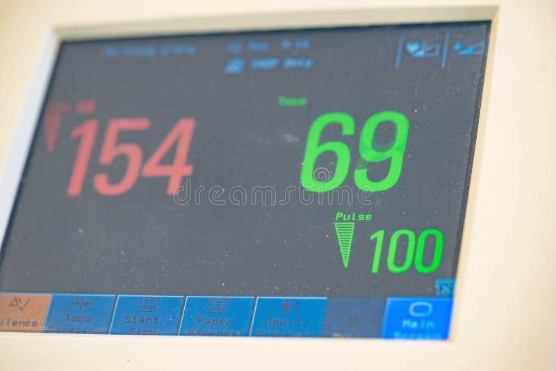 De medische monitor die toont statistieken in het ziekenhuis werken royalty-vrije stock foto De medische monitor die toont statistieken in het ziekenhuis werken royalty-vrije stock foto