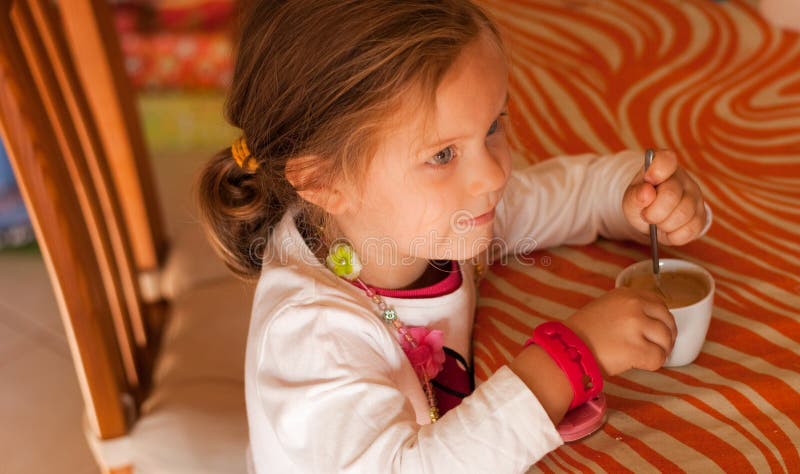 De meisjedrank stock afbeelding