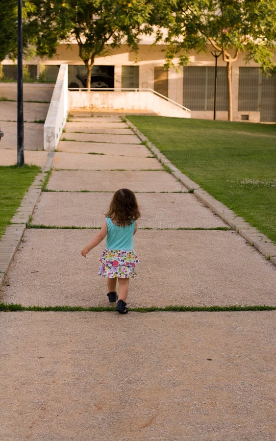 De meisjegang op de weg royalty-vrije stock foto's
