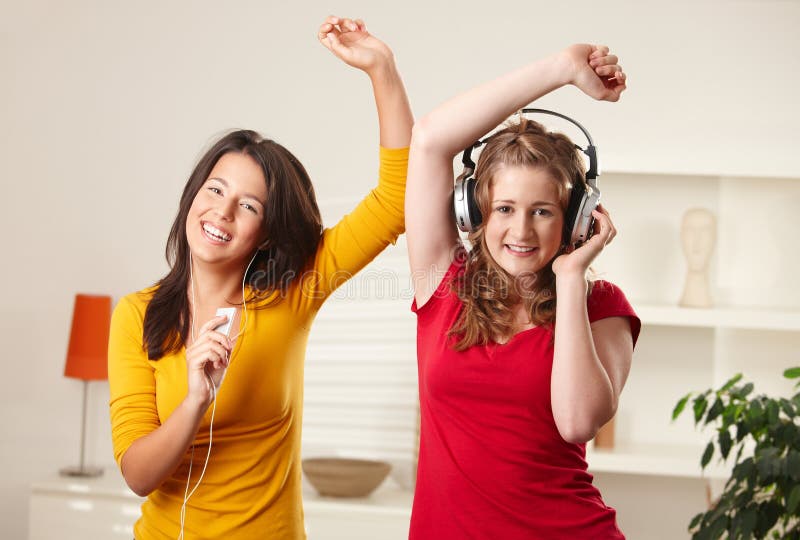 Twee Tieners Die Aan Muziek Luisteren Stock Afbeelding 