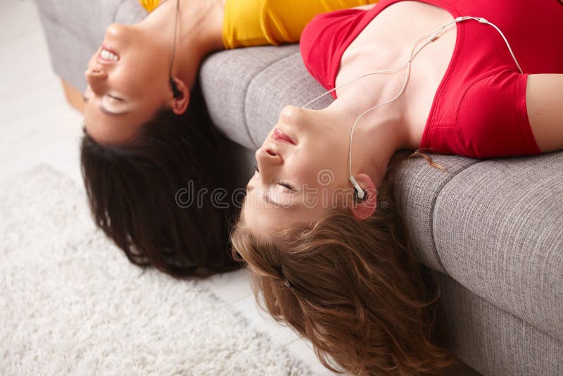 De meisjes die van de tiener aan muziek luisteren stock foto's De meisjes die van de tiener aan muziek luisteren stock foto's