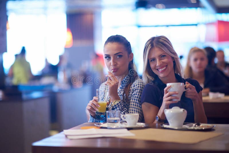 De meisjes hebben kop van koffie in restaurant royalty-vrije stock fotografie De meisjes hebben kop van koffie in restaurant royalty-vrije stock fotografie